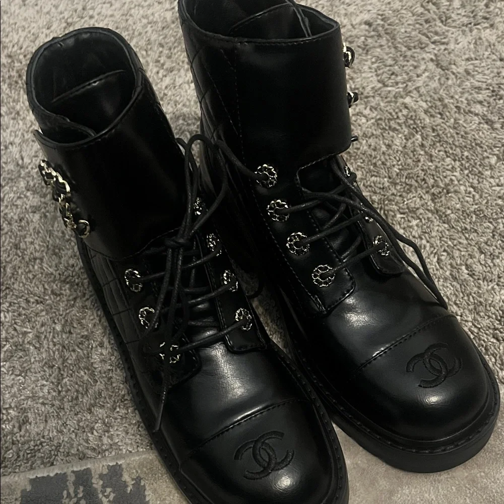 Chic Black Women's Boots - Picture 6 of 6